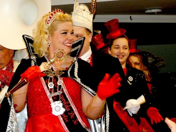 Dordtse Carnavalsstichting De Merwekrabbers trapte hun jaarlijkse revue af in zorgcentrum Dubbelmonde.